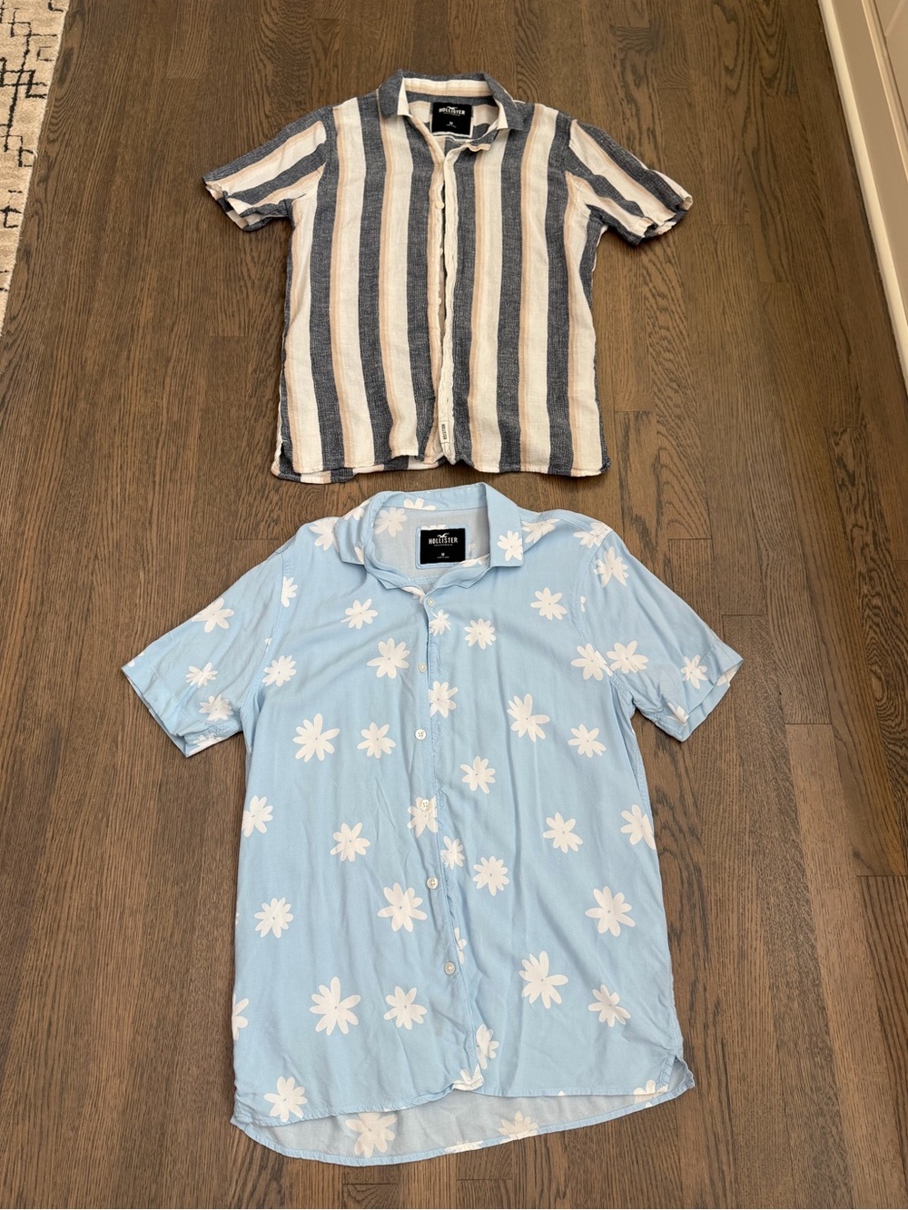 Hollister Short Sleeve Button Down Shirts Size M set of 2